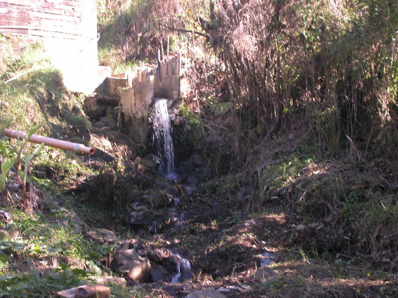 Archivo:Vertimiento aguas servidas a red de drenaje Picture 4.jpg